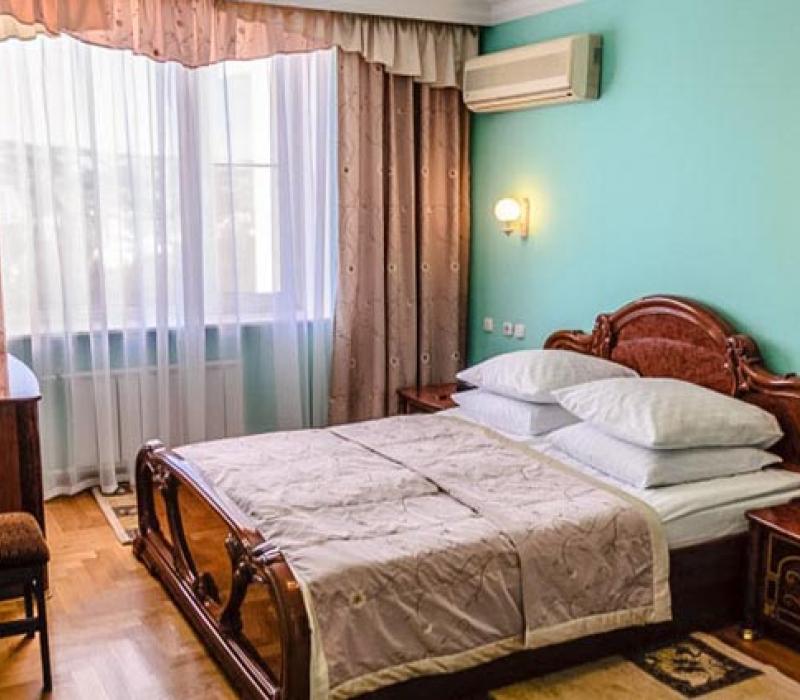 Спальня номера 2 местные 2 комнатные Апартаменты, Люкс-корпус санатория Кругозор в Кисловодске