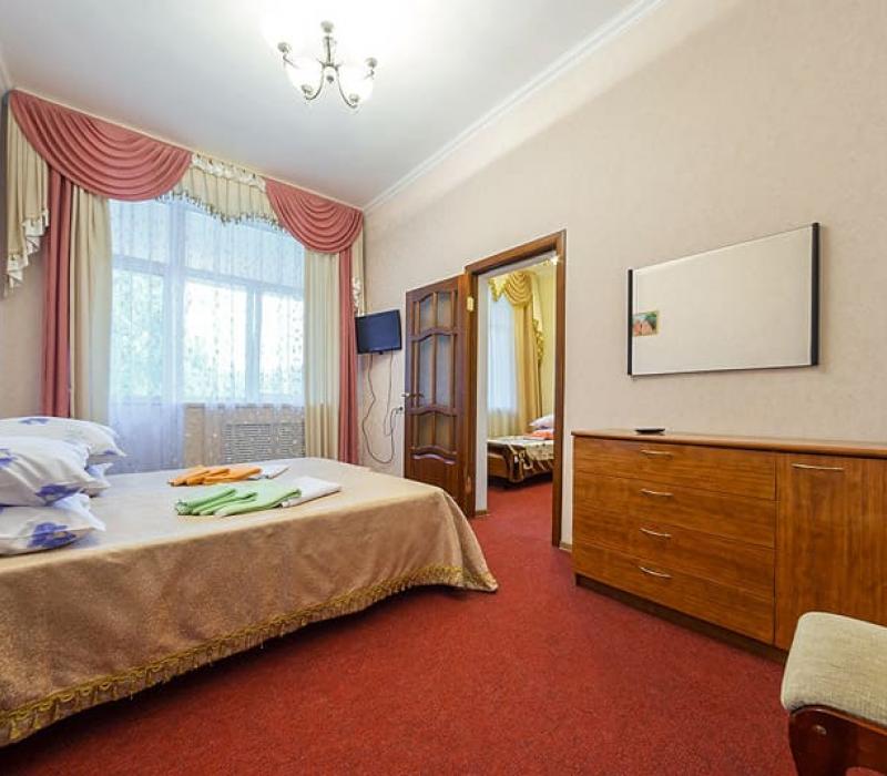 Интерьер спальни 2 местного 2 комнатного Улучшенный с балконом в санатории Кавказ. Кисловодск