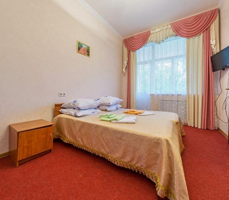 Спальня в 2 местном 2 комнатном Улучшенном с балконом санатория Кавказ Кисловодска