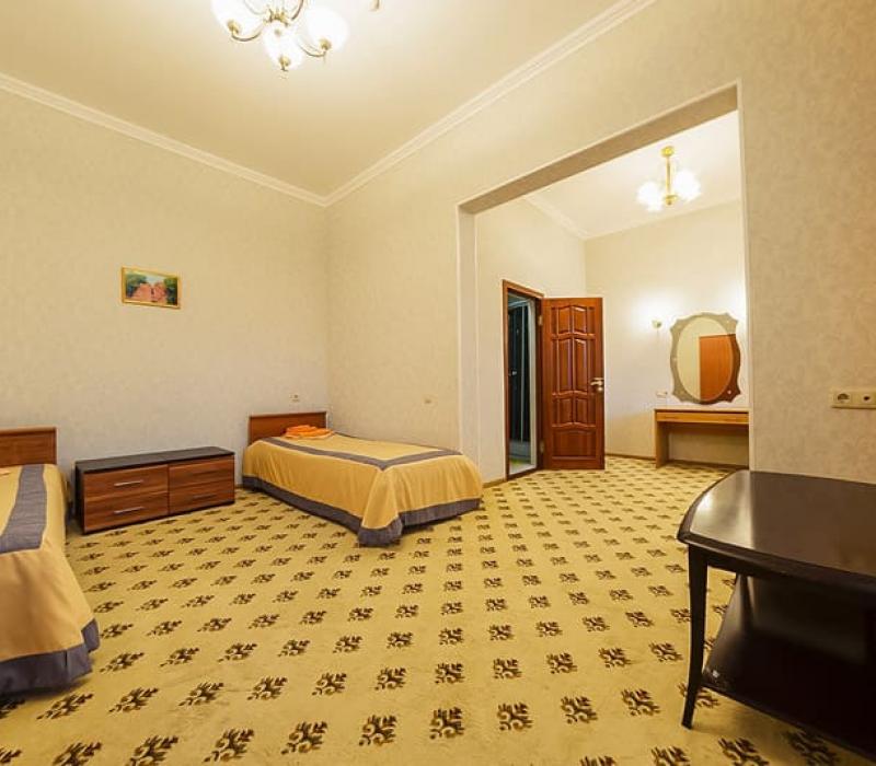 Спальная комната в 4 местных 4 комнатных Апартаментах санатория Кавказ в Кисловодске