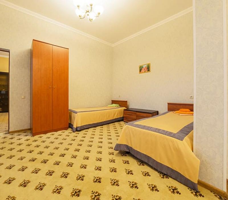Общий вид спальной комнаты 4 местных 4 комнатных Апартаментов санатория Кавказ. Кисловодск