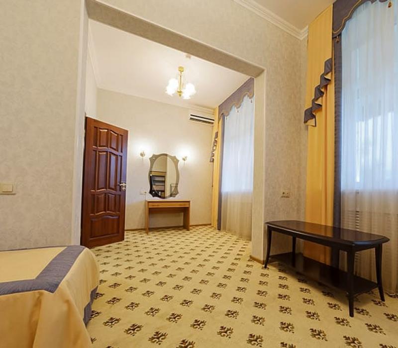 Интерьер спальной комнаты 4 местных 4 комнатных Апартаментов санатория Кавказ в Кисловодске
