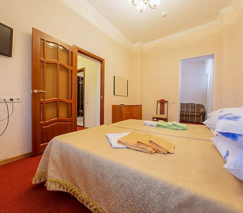 Оснащение спальни 2 местного 2 комнатного Улучшенный с балконом санатория Кавказ в Кисловодске