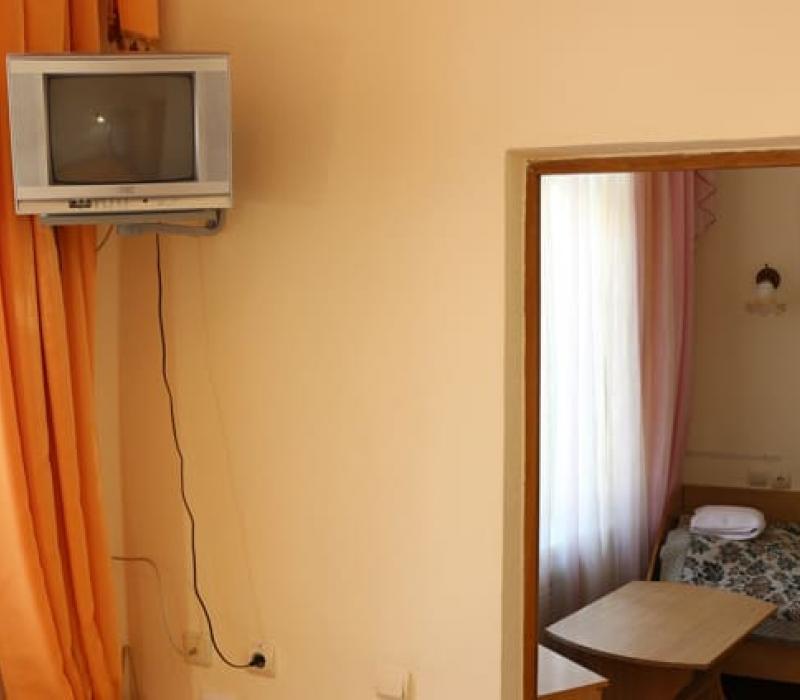 Телевизор в спальне в 2 местном 2 комнатном Семейный без балкона санатория Колос в Кисловодске
