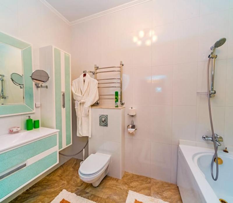 Оснащение ванной комнаты в 2 местных 3 комнатных Апартаментах санатория Вилла Арнест Кисловодска
