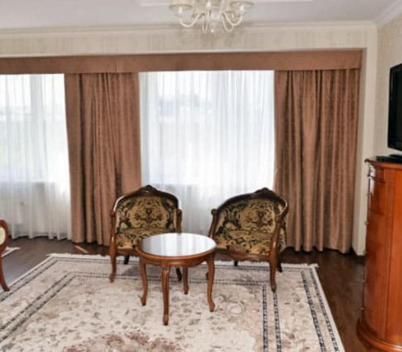 Оснащение спальни в 2 местном 4 комнатном Сюите Президентский санатория Казахстан в Ессентуках