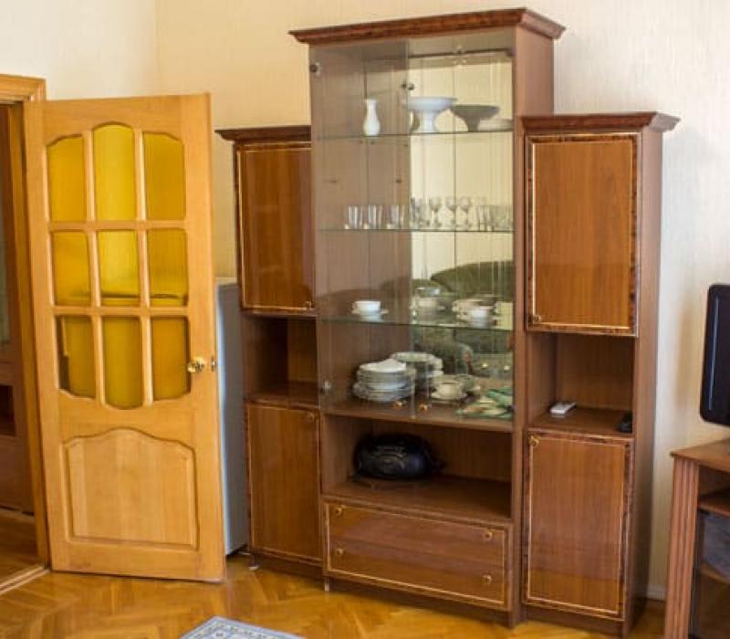 Посудный шкаф в гостиной 2 местного 2 комнатного Люкса, Корпус В в санатории Родник. Пятигорск