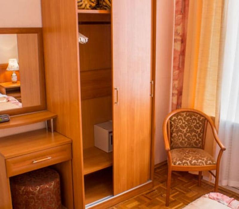Интерьер спальни в 2 местном 2 комнатном 1 категории, Корпус 4 санатория Родник. Пятигорск