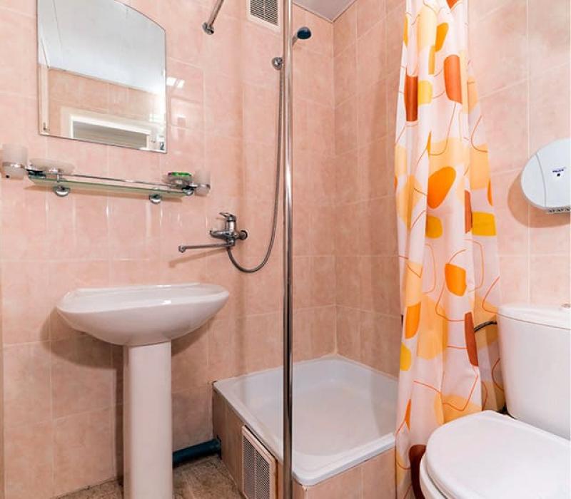 Совмещенный санузел с ванной в 1 местном 1 комнатном 1 категории санатория Нива в Ессентуках