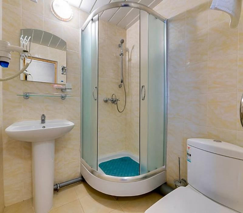 Совмещенный санузел с душевой кабиной в 1 местном 1 комнатном Стандарте санатория Нива в Ессентуках