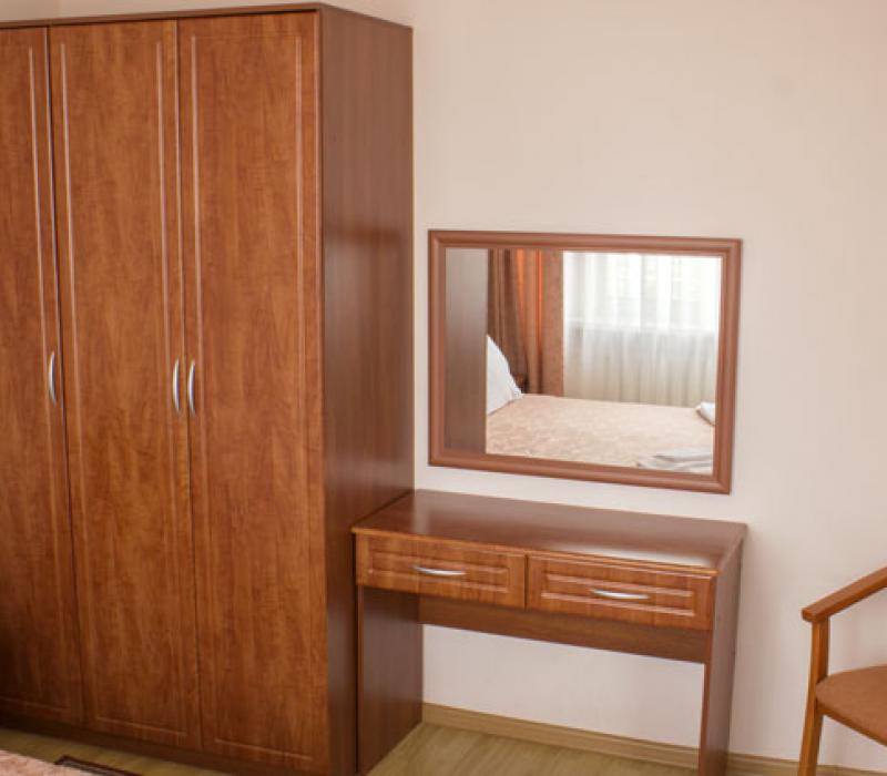 Интерьер спальни 2 местного 2 комнатного 1 категории, Корпус 10 А санатория Родник в Пятигорске