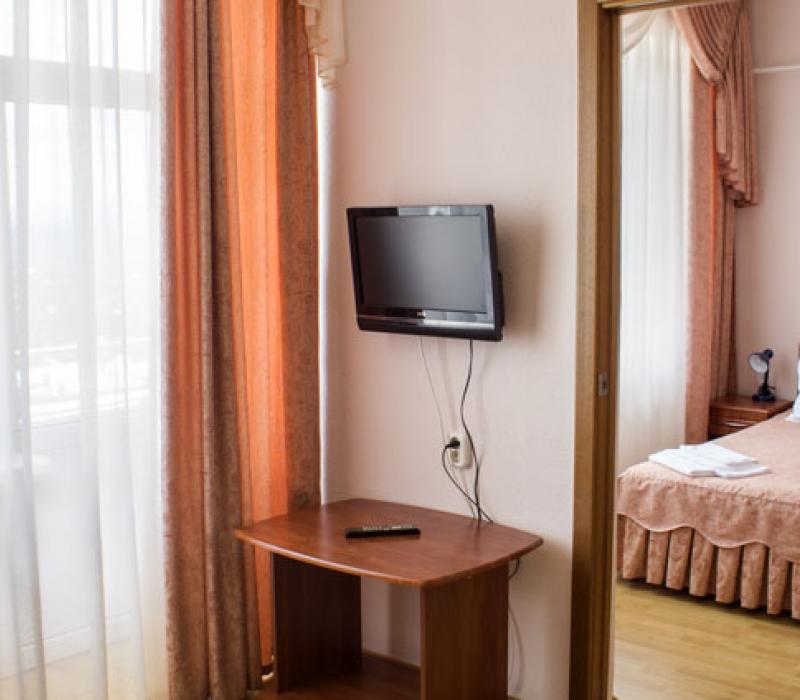 Оснащение спальни в 2 местном 2 комнатном 1 категории, Корпус 10 А санатория Родник. Пятигорск