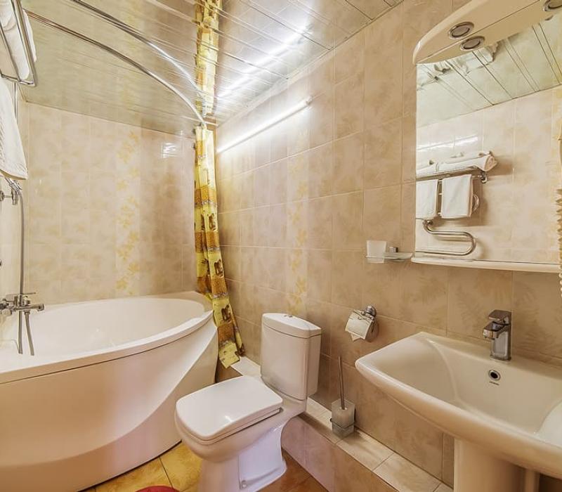 Совмещенный санузел с ванной в 2 местном 2 комнатном Семейном № 325, 425 санатория Нива в Ессентуках