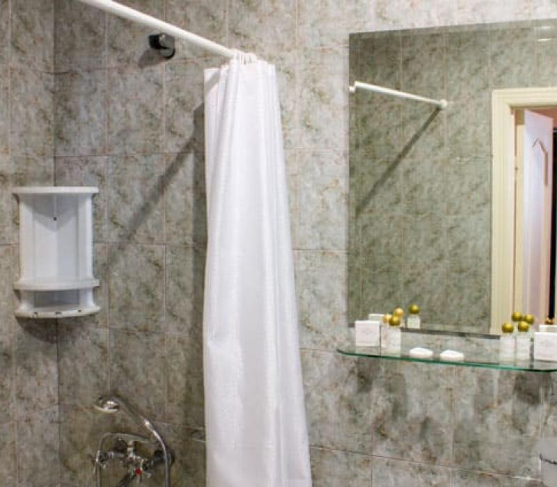 Оснащение ванной комнаты 2 местного 2 комнатного 1 категории, Корпус 4 в санатории Родник. Пятигорск