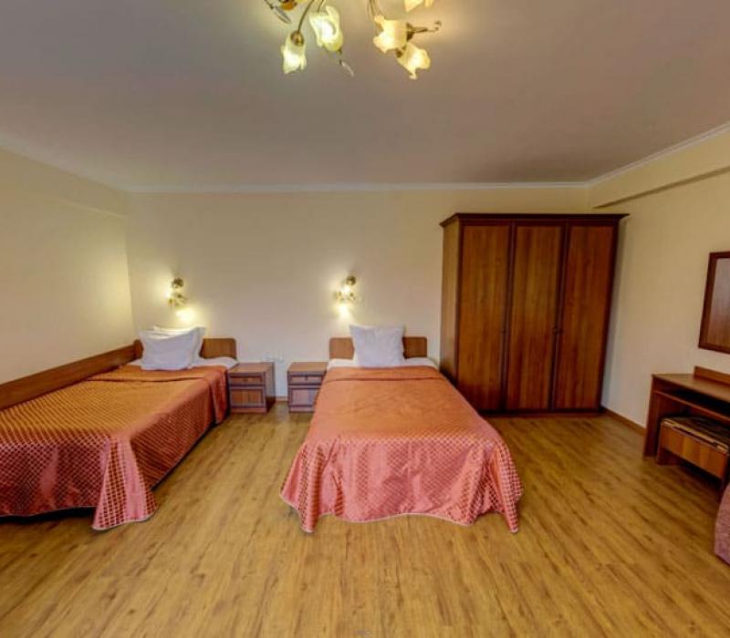 Общий вид спальни 2 местного 2 комнатного Джуниор сюит (№ 93), Корпус 1 санатория Узбекистан в Кисловодске