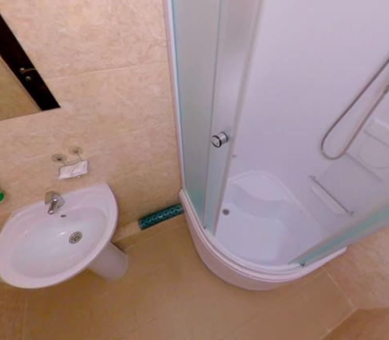 Ванная комната в 1 местном 1 комнатном номере Джуниор сюит, Корпус 1 санатория Узбекистан. Кисловодск
