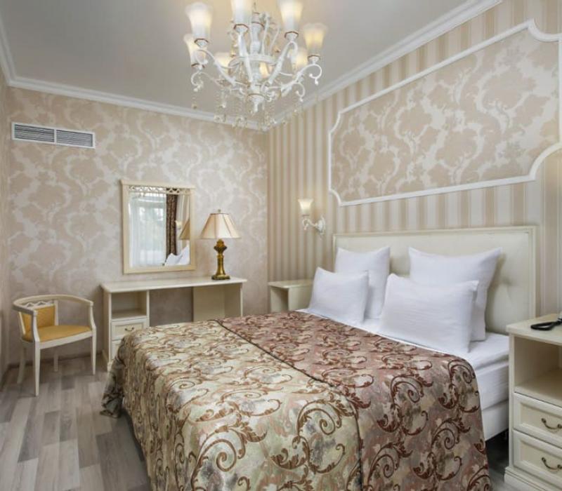Интерьер спальной комнаты в 2 местном 2 комнатном Люксе санатория Казахстан в Ессентуках