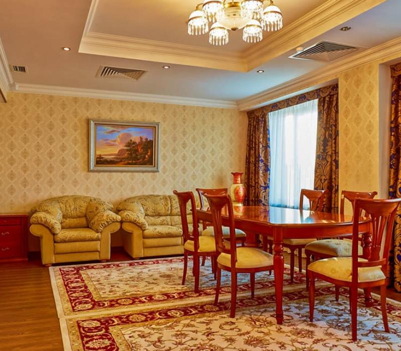 Гостиная в 2 местном 4 комнатном Сюите санатория Казахстан в Ессентуках