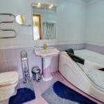 Одна из ванных комнат в 2 местном 3 комнатном Сьют санатория Пятигорский Нарзан в Пятигорске
