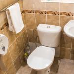 Общий вид ванной комнаты в 2 местном 2 комнатном 1 категории, Корпус Б санатория Родник. Пятигорск