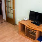 Телевизор в гостиной 2 местного 2 комнатного 1 категории, Корпус Б санатория Родник в Пятигорске