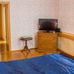 Телевизор в спальне 2 местного 3 комнатного Люкса, Корпус В в санатории Родник. Пятигорск