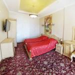 Спальня с двумя раздельными кроватями в 2 местных 3 комнатных Апартаментах Королевских санатория Центросоюз в Кисловодске