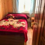 Двуспальная кровать в 5 местном 2 комнатном номере в Коттедже в гостевом дворе Лесная сказка в Архызе