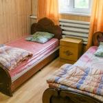 Раздельные кровати 6 местного 2 комнатного номера в Коттедже в гостевом дворе Лесная сказка в Архызе 
