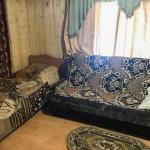 Диван и односпальная кровать в 4 местном 1 комнатном Домике гостевого двора Лесная сказка. Архыз