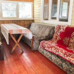 Терраса с мягкой мебелью в 6 местном 2 комнатном номере в Коттедже гостевого двора Лесная сказка в Архызе
