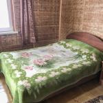 Двуспальная кровать в 5 местном 2 комнатном Домике в гостевом дворе Лесная сказка а Архызе