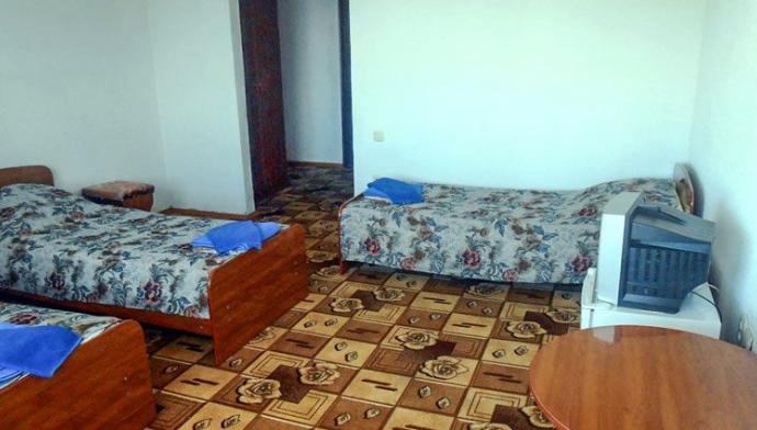 Трехместный стандартный номер гостиничного комплекса Виамонд в Сочи 