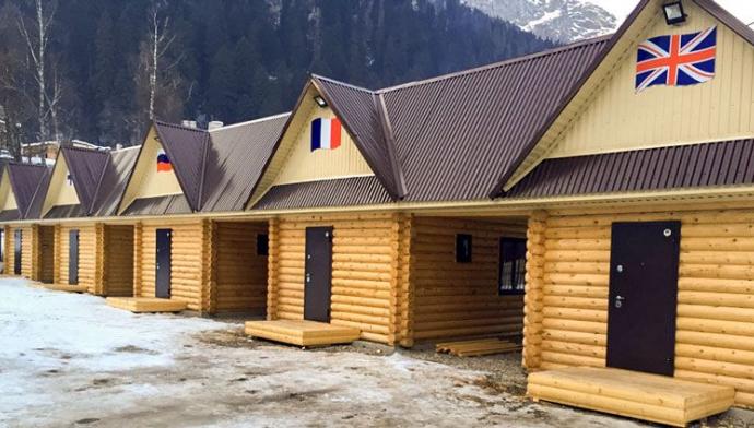 Альпийские домики на территории гостиницы Фотон в Домбае