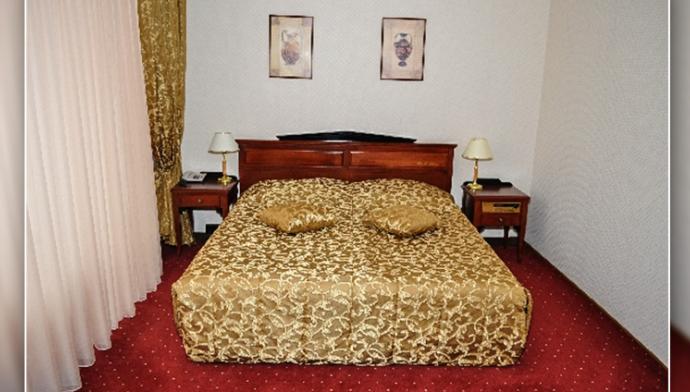 Интерьер спальни 2 местного, 2 комнатного, Люкса отеля Европа в Магнитогорске