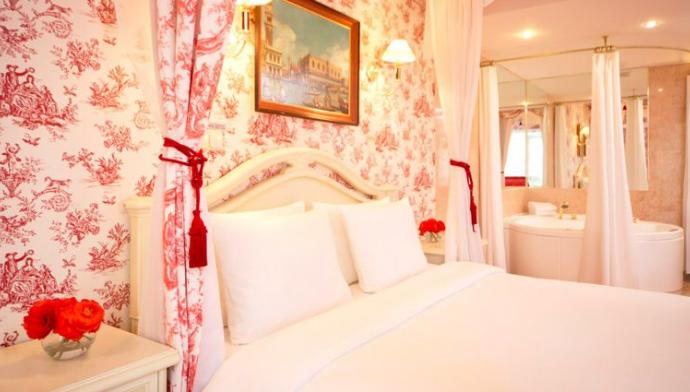 Двуспальная кровать в 2 местном, 2 комнатном Люксе в гостинице Маринс Парк Отель в Сочи