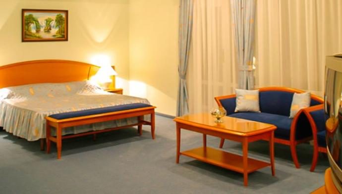 Двуспальная кровать в 2 местной, 1 комнатной Студии Макси отеля Престиж в Сочи