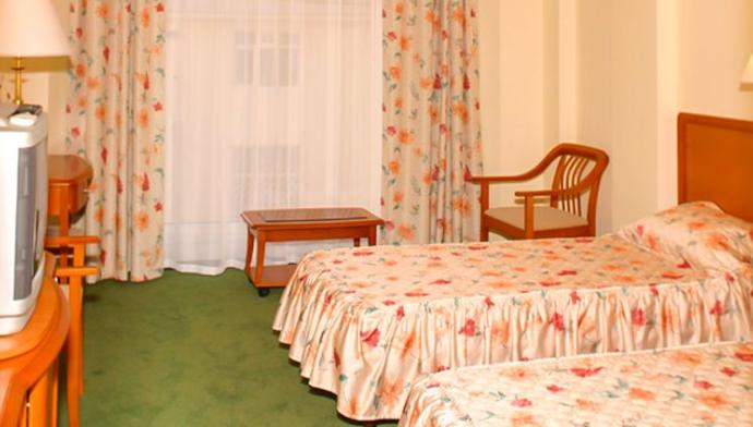 Две односпальные кровати в 2 местном, 1 комнатном Стандарте отеля Престиж в Сочи