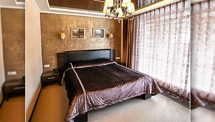 Оснащение спальни 2 местного, 2 комнатного номера Люкс в гостинично-развлекательном комплексе Ольга в Шерегеше