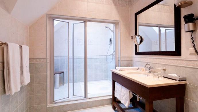 Ванная комната в каждой спальне 4 местного, 2 комнатного, Коттеджа гостиничного комплекса Игора Ленинградской области 