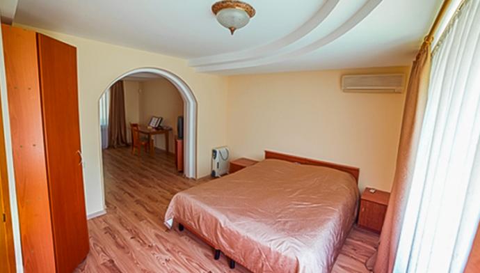 Спальня 2 местного, 2 комнатного, Апартаменты (Коттедж) отеля Европа в Магнитогорске