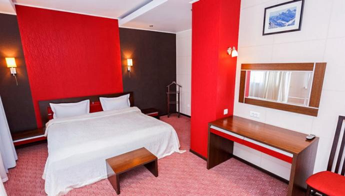 Интерьер спальни 5 местного, 2 комнатного, Люкса № 202, 204, 205 гостиницы Grunhof в Шерегеше