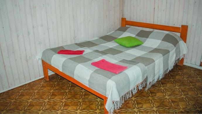 Спальные места в 2 местном, 1 комнатном номере Стандарт в коттедже базы отдыха Пихтовый бор. Лаго-Наки