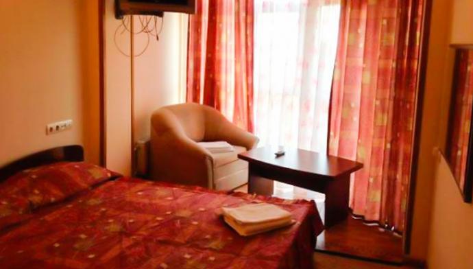 Спальня в номере апартаменты однокомнатные в гостинице Золотая пальма в городе сочи 