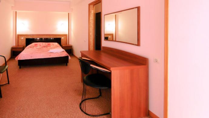 Спальня в номере стандарт семейный в гостинице Золотая пальма в Сочи 