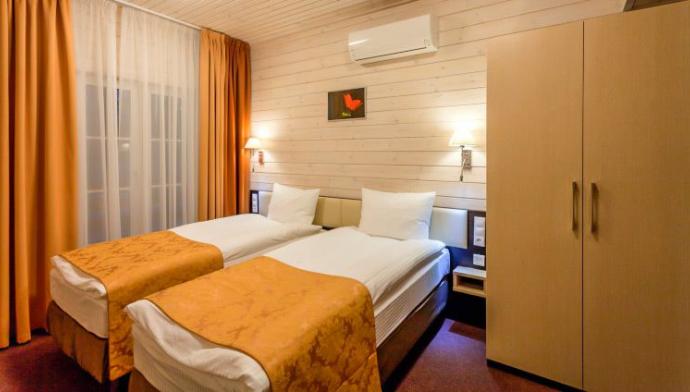 Спальня в 4 местных, 2 этажных, Апартаментах в Апарт-отеле гостиничного комплекса Игора Ленинградской области 