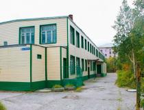 Фотография двухэтажного здания турбазы ЦДТ Хибины. Кировск 