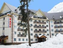 Общий вид гостиницы Снежный Барс в Домбае