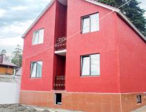 Фасад корпуса из красного кирпича гостевого дома Турист в Архызе